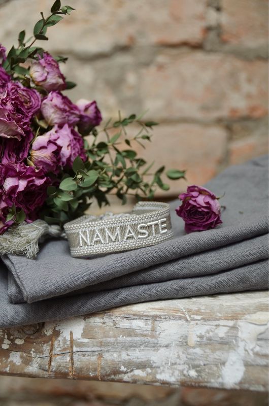 „Namaste“ gewebtes Armband in graubeige und weiss „Namaste“ gewebtes Armband in graubeige und weiss