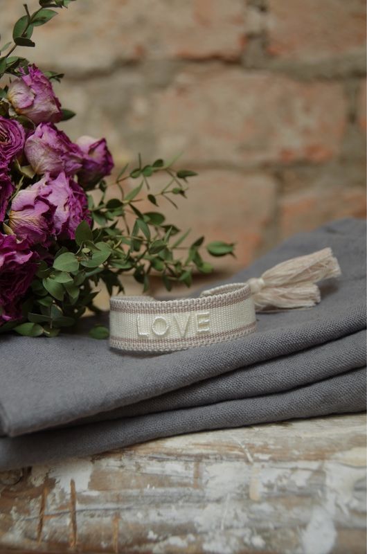 „Love“ gewebtes Armband in beige und weiss „Love“ gewebtes Armband in beige und weiss