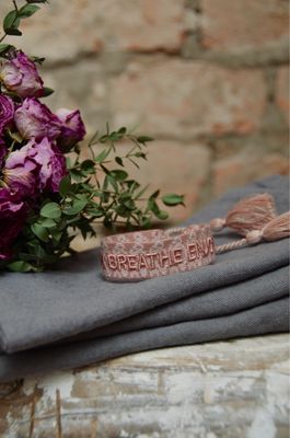 „Relax Breathe Enjoy“ gewebtes Armband un Rosatönen mit Muster