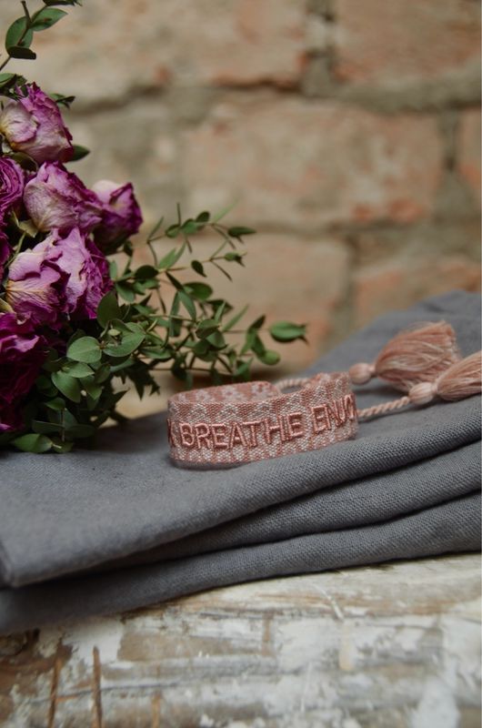 „Relax Breathe Enjoy“ gewebtes Armband un Rosatönen mit Muster „Relax Breathe Enjoy“ gewebtes Armband un Rosatönen mit Muster