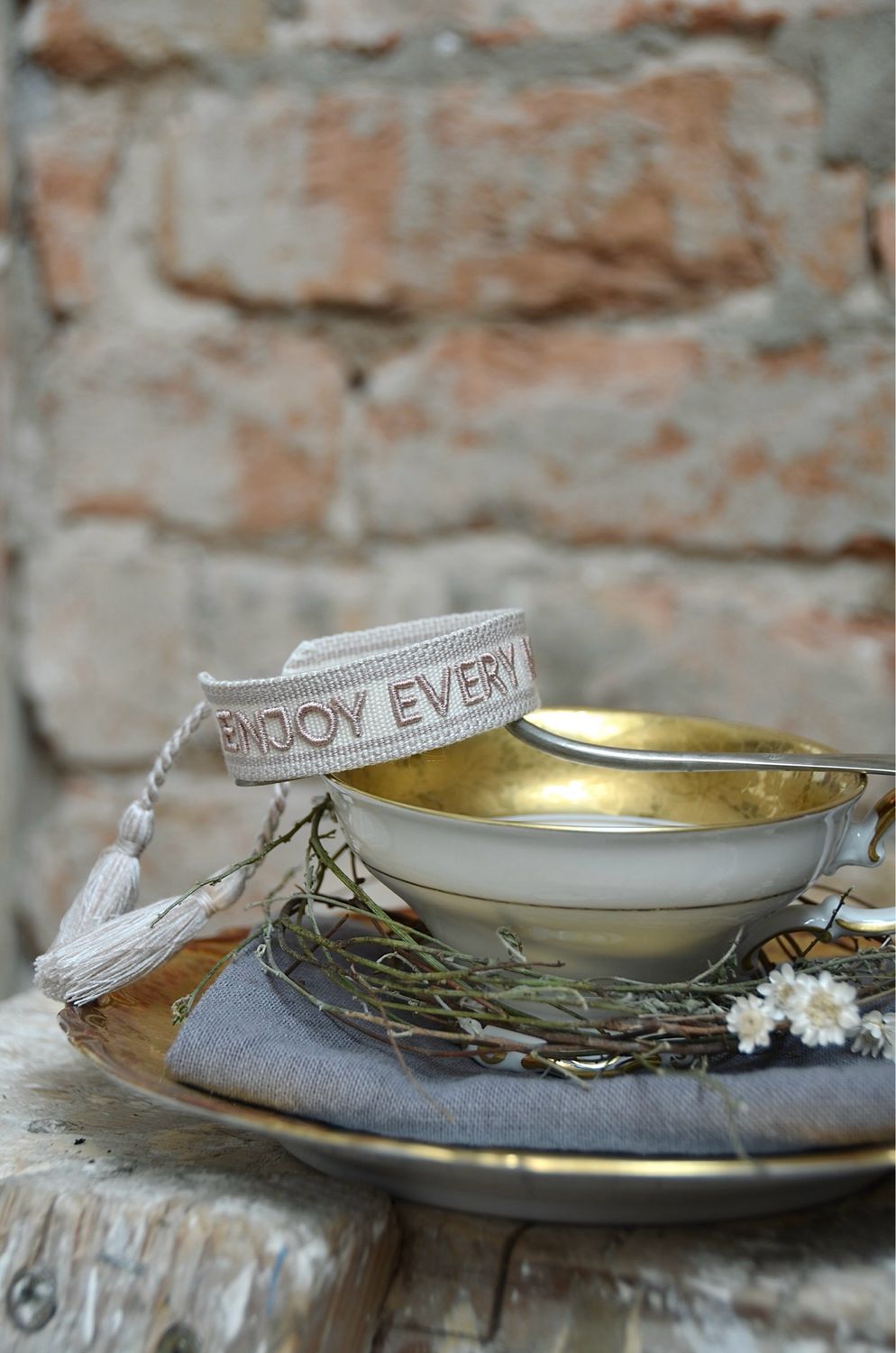 „Enjoy every moment“ gewebtes Armband in Grautönen