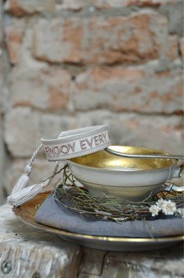 „Enjoy every moment“ gewebtes Armband in Grautönen