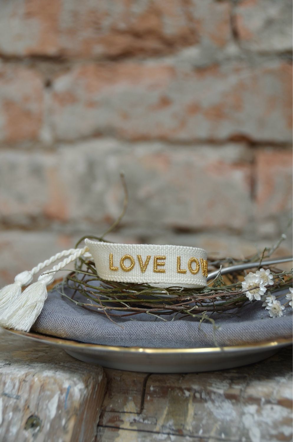 „Love“ gewebtes Armband in beige und gold