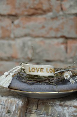 „Love“ gewebtes Armband in beige und gold