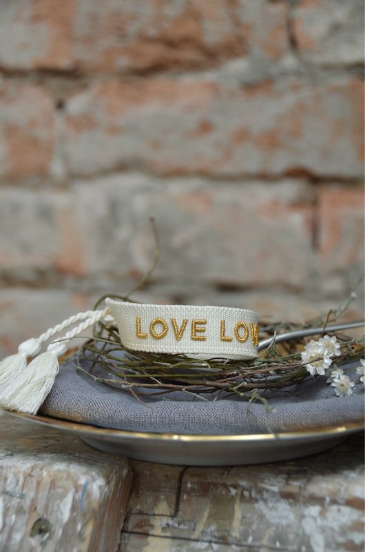 „Love“ gewebtes Armband in beige und gold „Love“ gewebtes Armband in beige und gold
