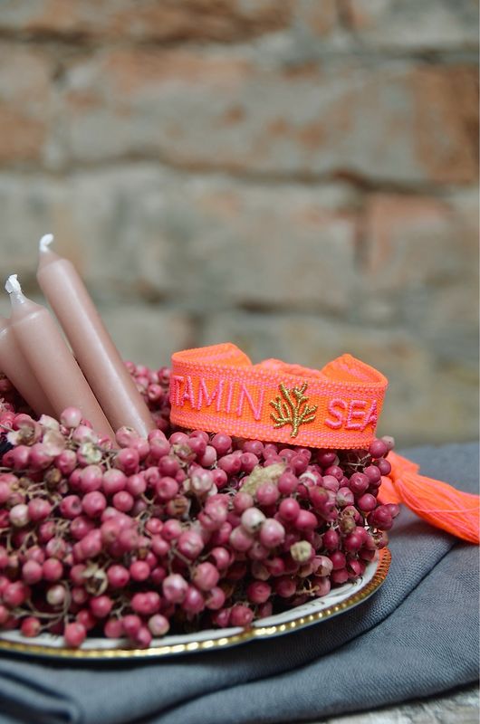 „Vitamin Sea“ gewebtes Armband in orange und rosa „Vitamin Sea“ gewebtes Armband in orange und rosa