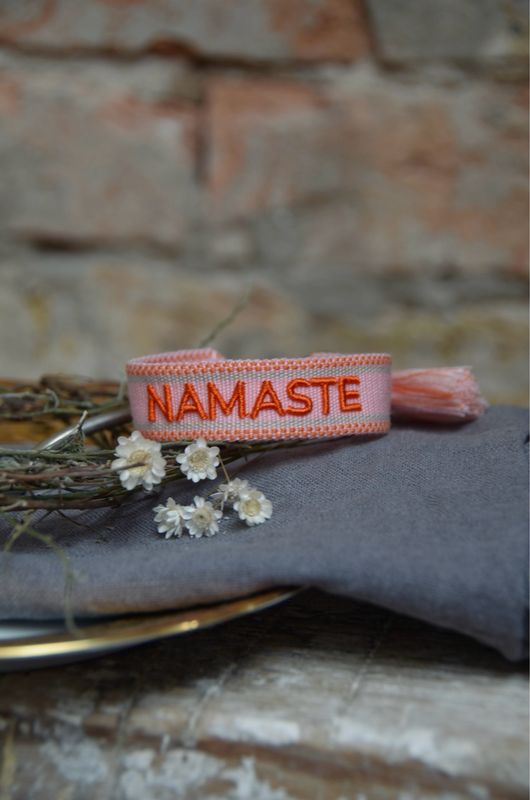 „Namaste“ gewebtes Armband in rosa, hellgrau und orange „Namaste“ gewebtes Armband in rosa, hellgrau und orange