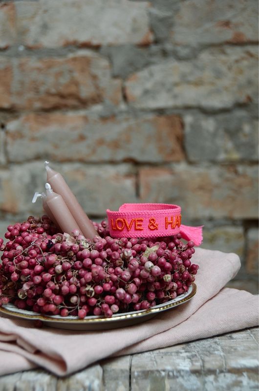 „Love and happiness“ in pink mit orange „Love and happiness“ in pink mit orange