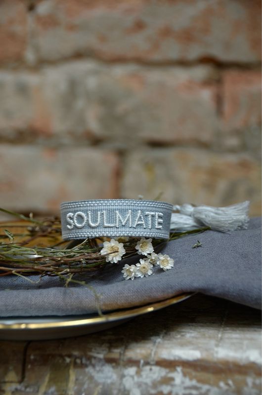„Soulmate“ gewebtes Armband in dunkelgrau und hellgrau „Soulmate“ gewebtes Armband in dunkelgrau und hellgrau