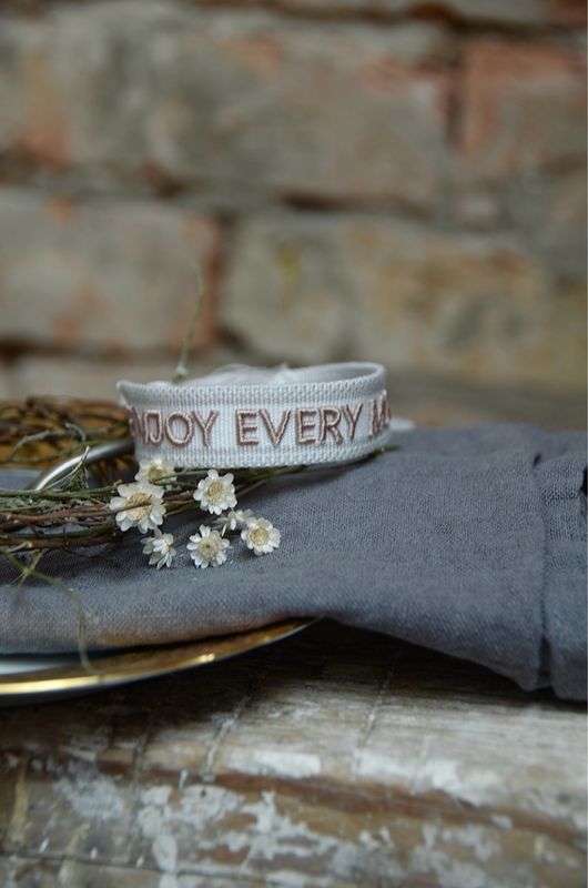 „Enjoy every moment“ gewebtes Armband in beige, hellgrau und taupe „Enjoy every moment“ gewebtes Armband in beige, hellgrau und taupe