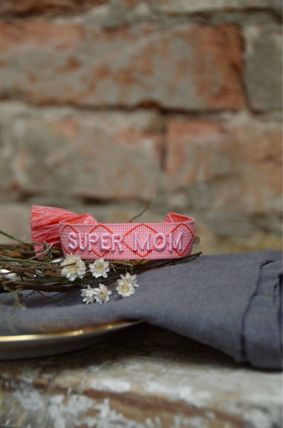 „Super Mom“ gewebtes Armband in rosa und rot