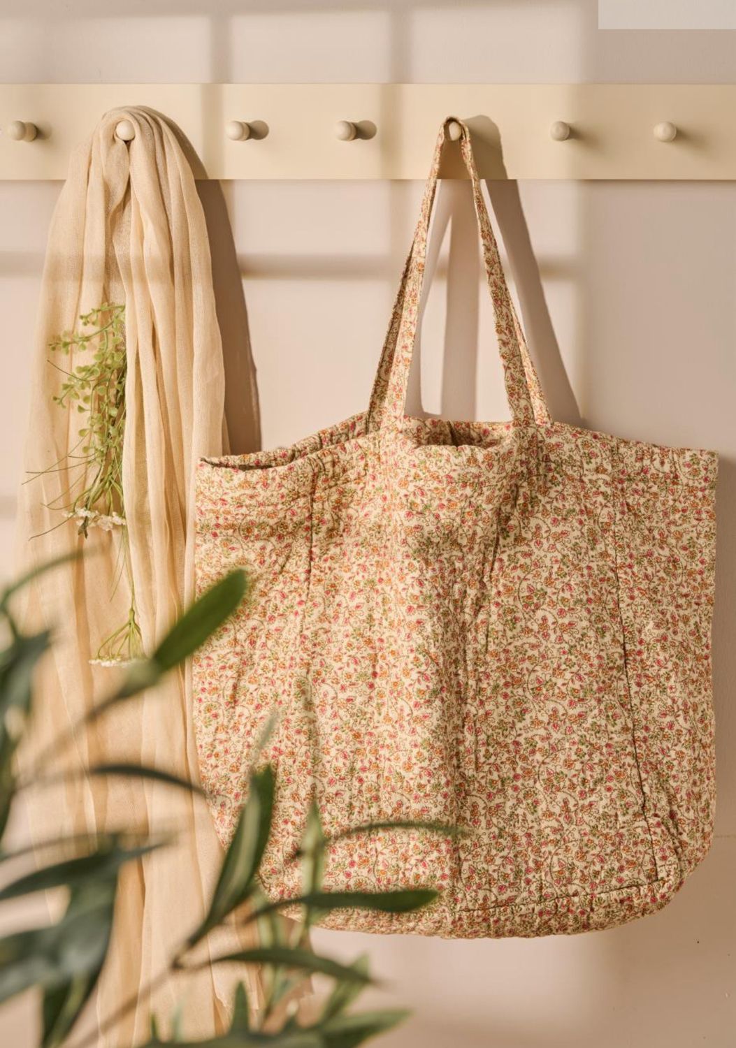 Wattierte Stofftasche von IB Laursen, Blumenmuster in rot, orange und grün