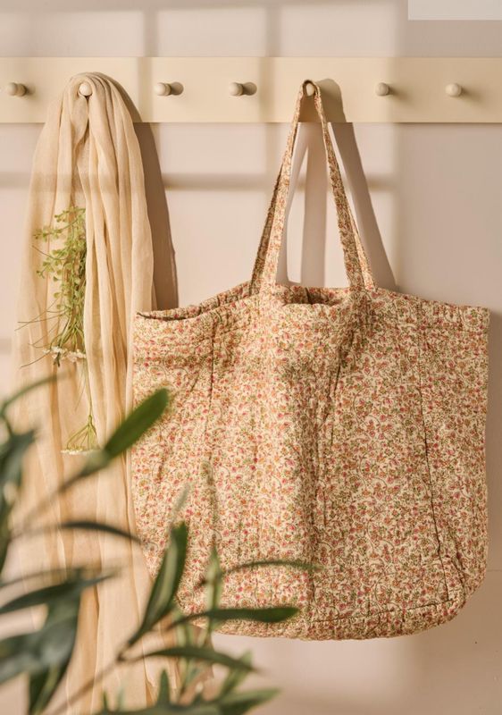 Wattierte Stofftasche von IB Laursen, Blumenmuster in rot, orange und grün Wattierte Stofftasche von IB Laursen, Blumenmuster in rot, orange und grün
