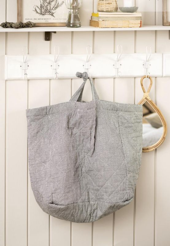 Wattierte Stofftasche von IB Laursen, weiss und grau gestreift Wattierte Stofftasche von IB Laursen, weiss und grau gestreift