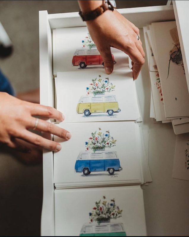 Postkarte Aquarell “Bulli Blumenbus” in rot und grün