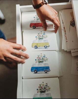 Postkarte Aquarell “Bulli Blumenbus” in rot und grün