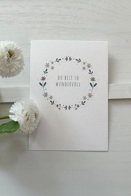 „Du bist so wundervoll“ Aquarell Postkarte handgezeichnet, mit Blumenkranz
