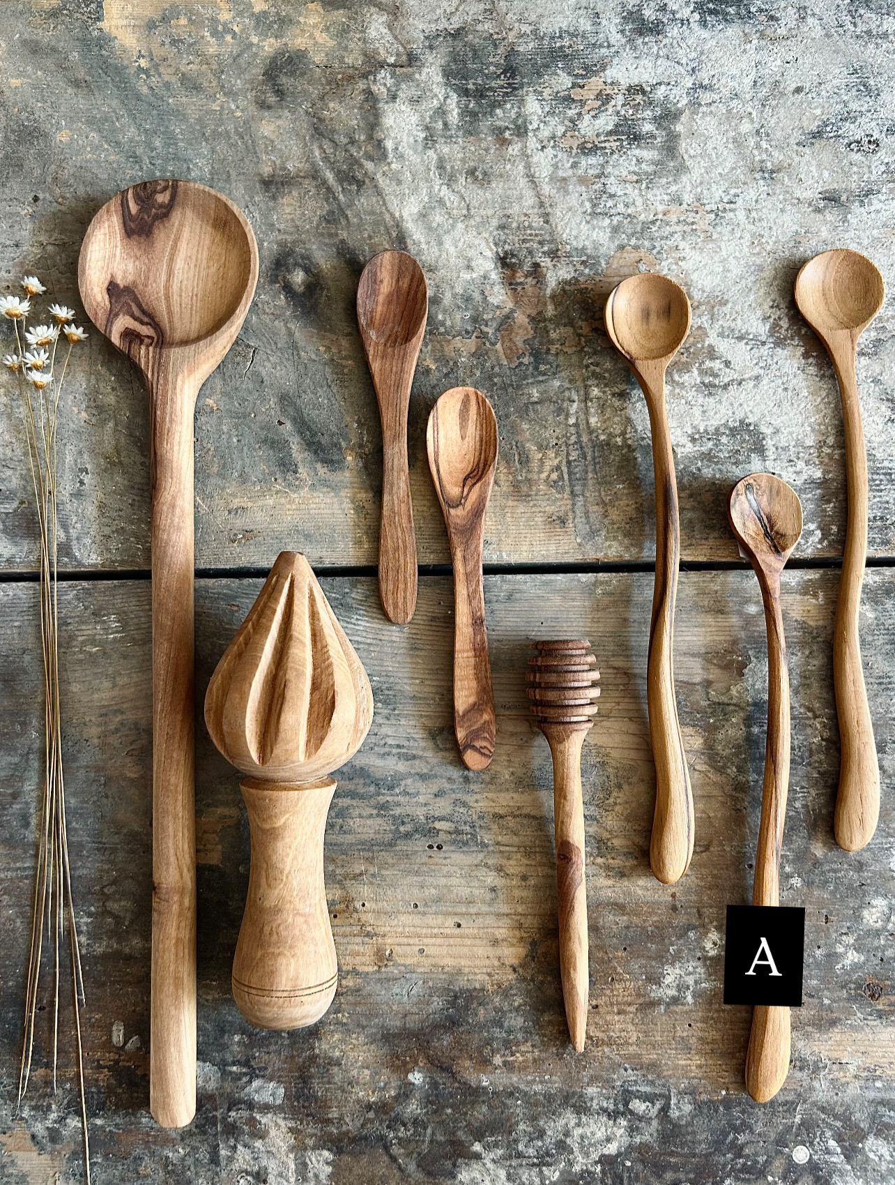 Geschwungene, schmale Holzlöffel handgemacht