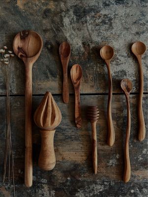 Geschwungene, schmale Holzlöffel handgemacht