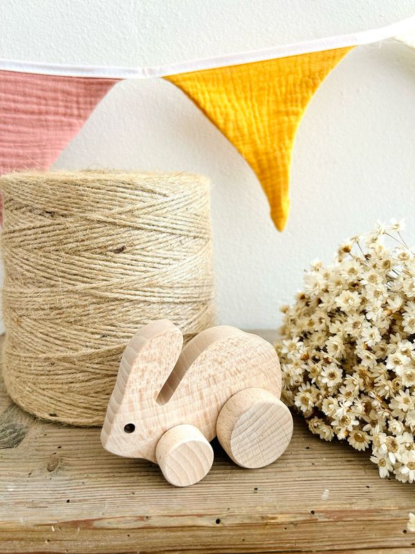 Kleiner Holzhase mit Rollen Kleiner Holzhase mit Rollen