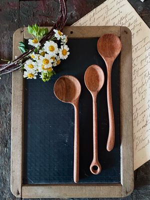 Handgemachte lange Holzlöffel in verschiedenen Designs