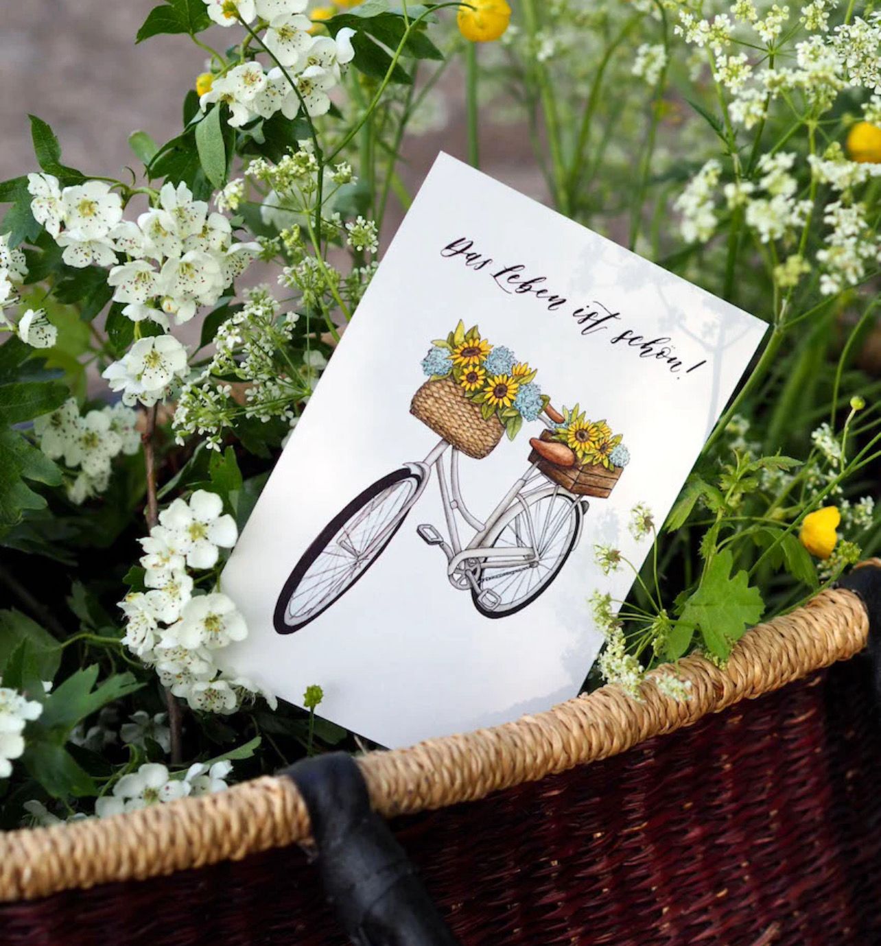 Postkarte „Das Leben ist schön!“ mit Blumenfahrrad von Frollein Lücke