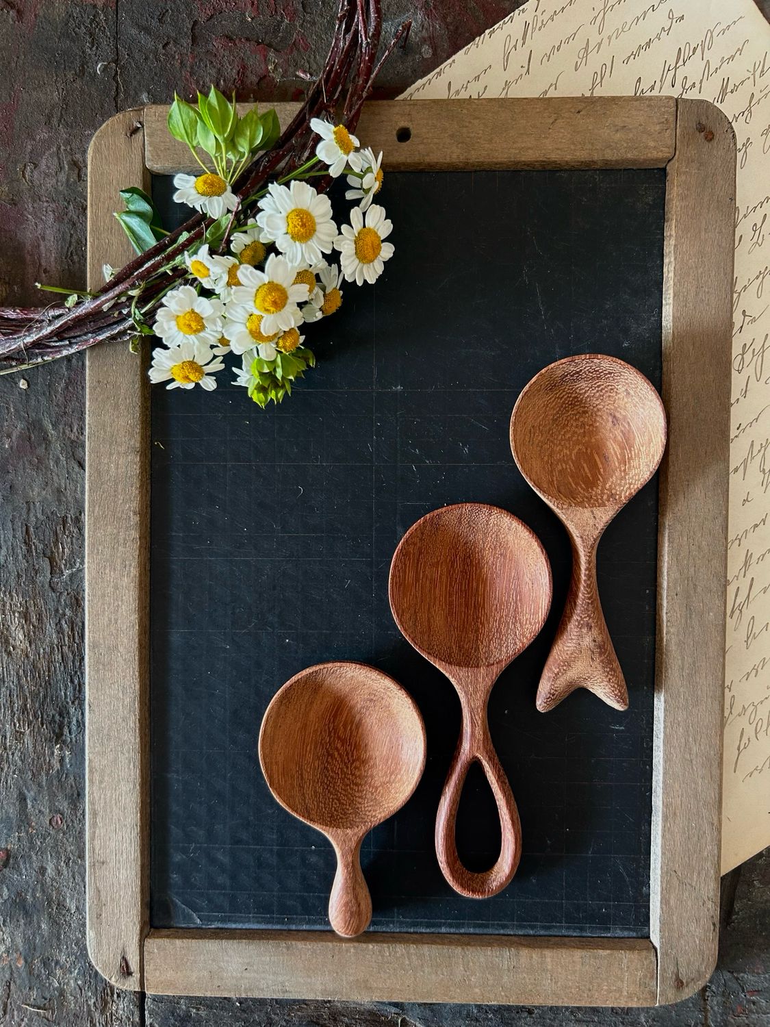 Handgemachte kleine Holzlöffel in verschiedenen Designs