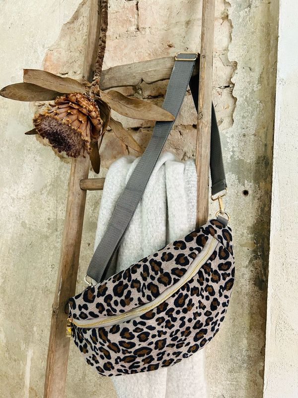 Umhängetasche „Leo“ Cross Body Bag in grau Umhängetasche „Leo“ Cross Body Bag in grau