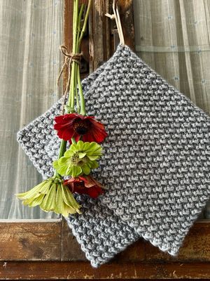 Handgemachtes Topflappen Set in hellgrau