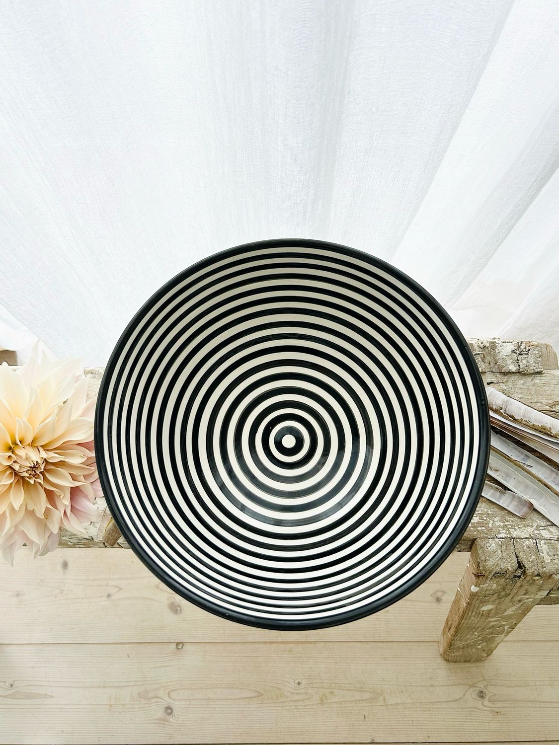 Handgemachte marokkanische Keramikschale „DRIS“ schwarz weisse Streifen, 25cm