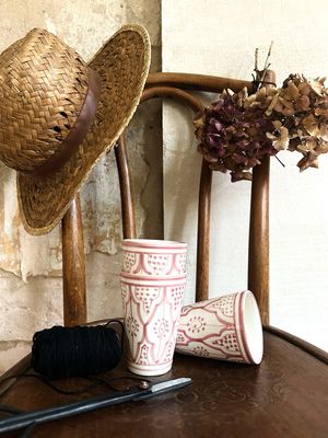 Handgemachte marokkanische Keramikbecher “Rosalie“, Muster rosa