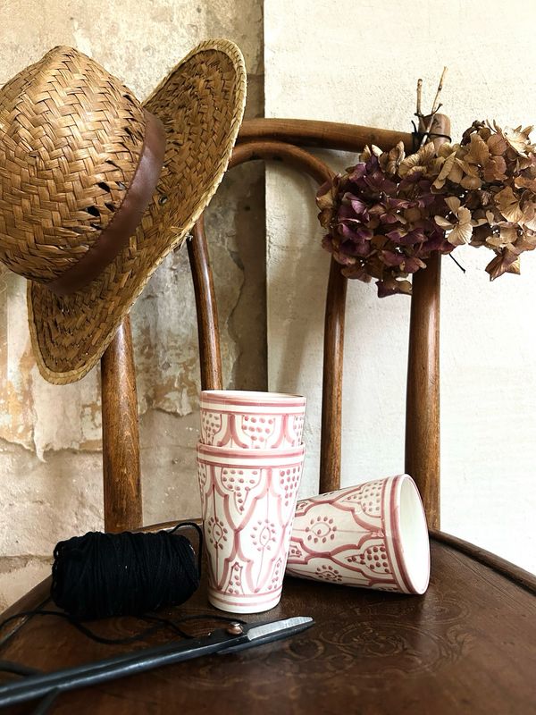Handgemachte marokkanische Keramikbecher “Rosalie“, Muster rosa