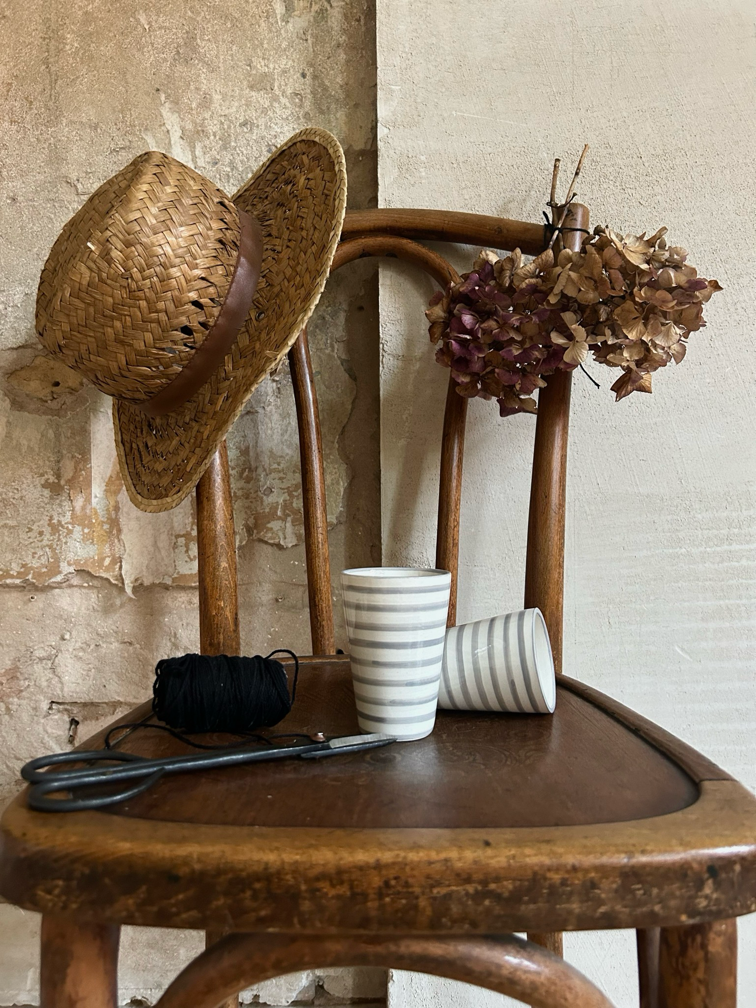 Handgemachte marokkanische Keramikbecher „Ruby“, Streifen grau