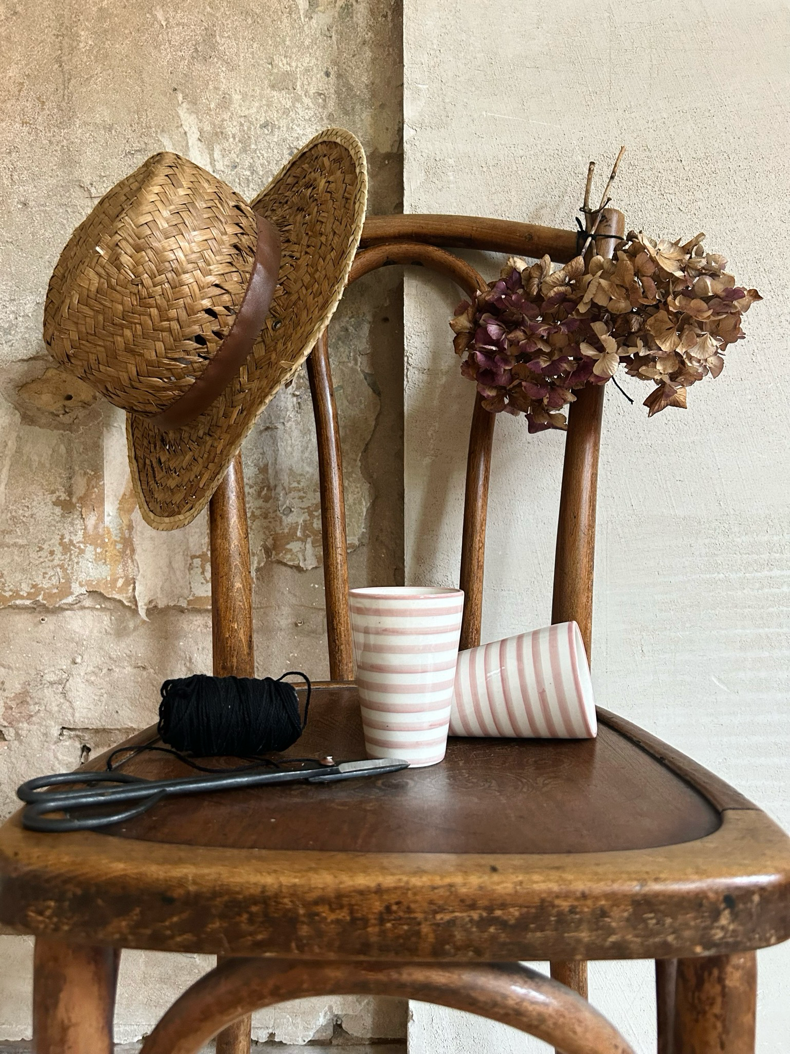 Handgemachte marokkanische Keramikbecher „Ruby“, Streifen rosa