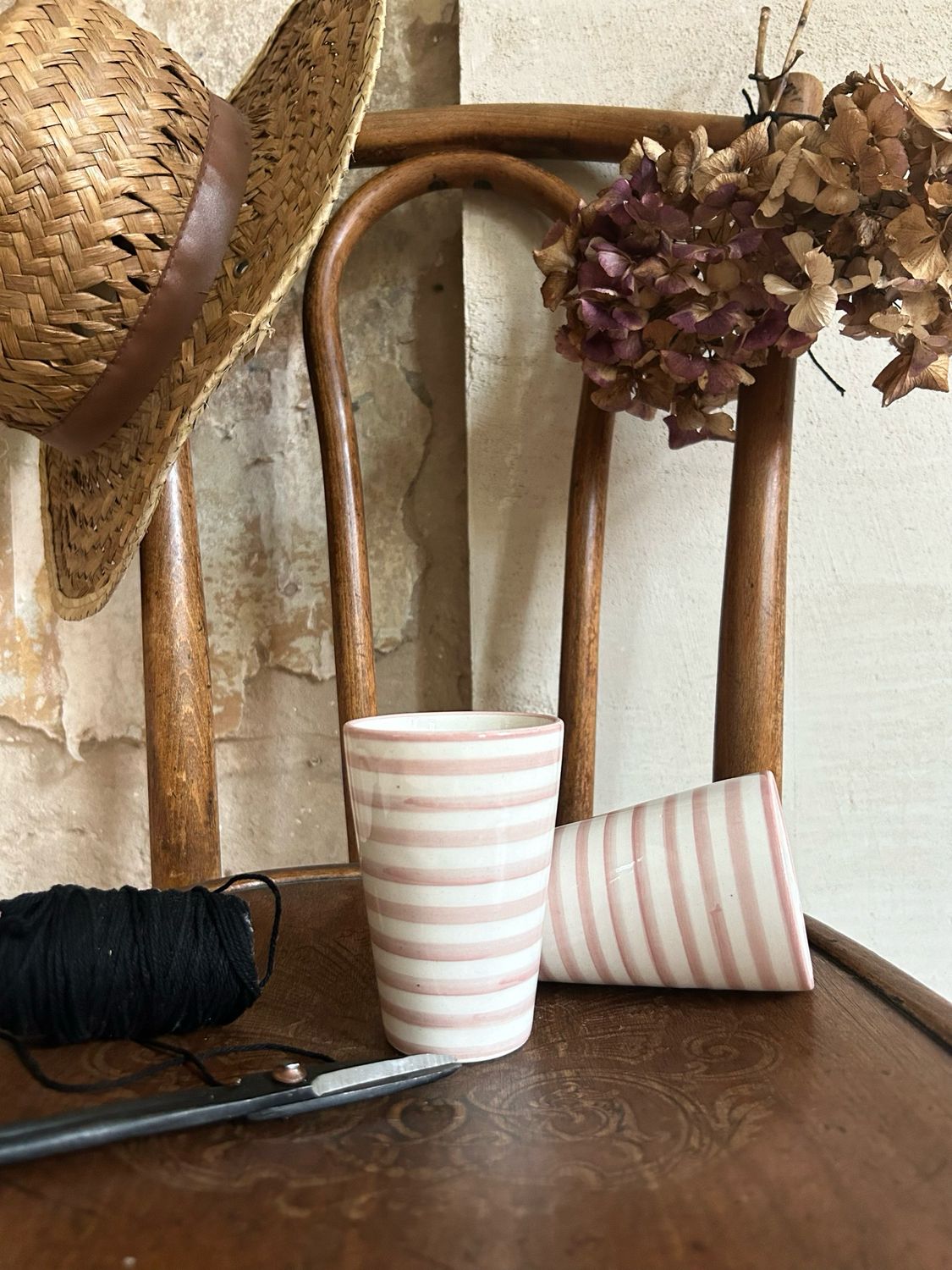 Handgemachte marokkanische Keramikbecher „Ruby“, Streifen rosa