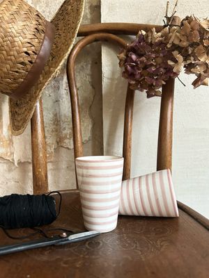 Handgemachte marokkanische Keramikbecher „Ruby“, Streifen rosa