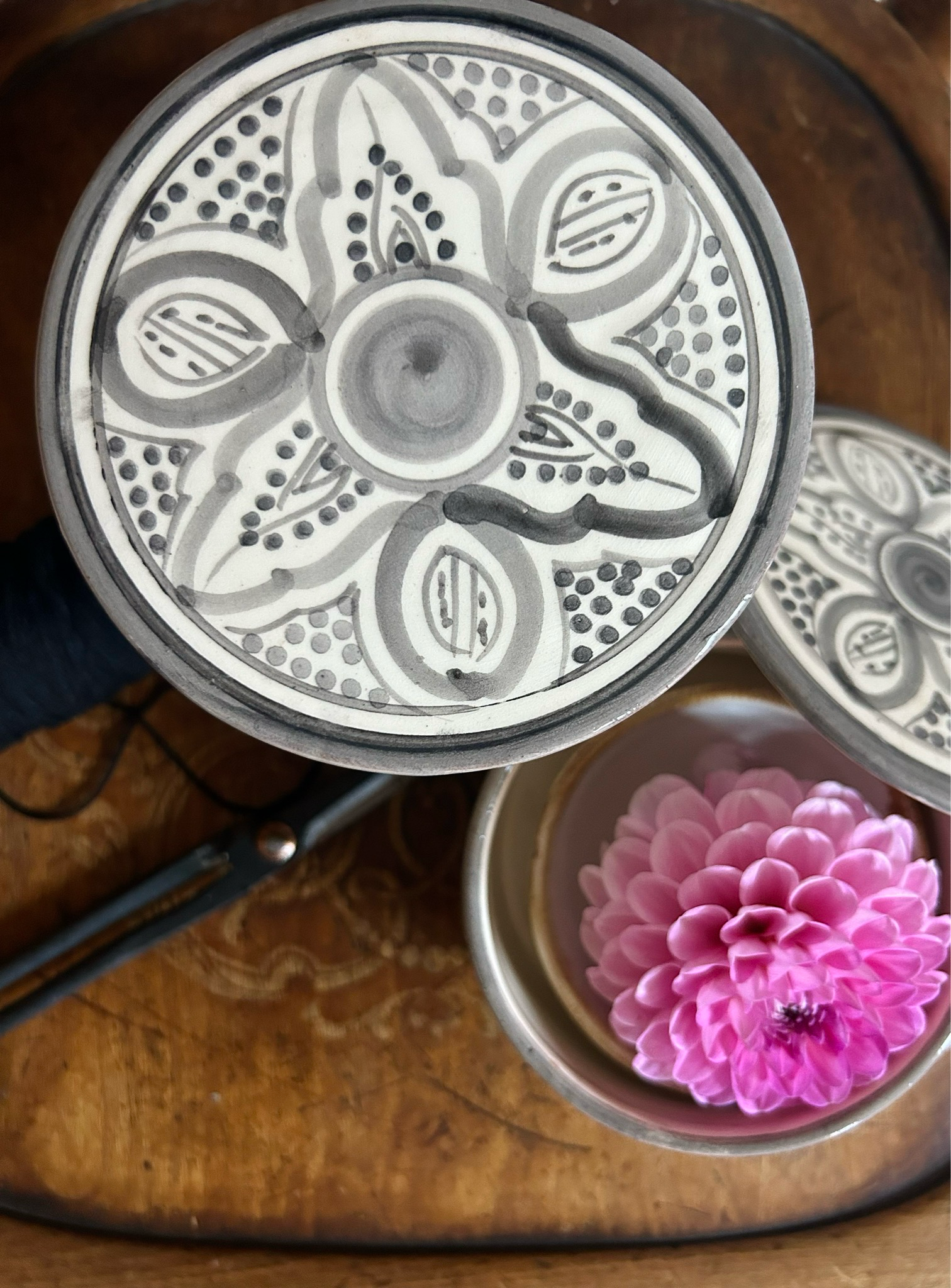 Handgemachte marokkanische Keramikdose „Dolores“, Muster grau