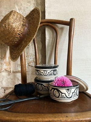 Handgemachte marokkanische Keramikdose „Dolores“, Muster schwarz