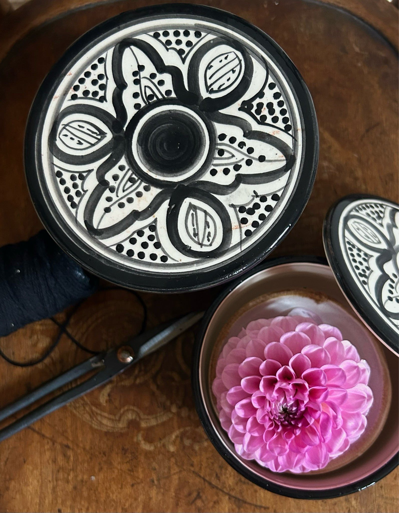 Handgemachte marokkanische Keramikdose „Dolores“, Muster schwarz