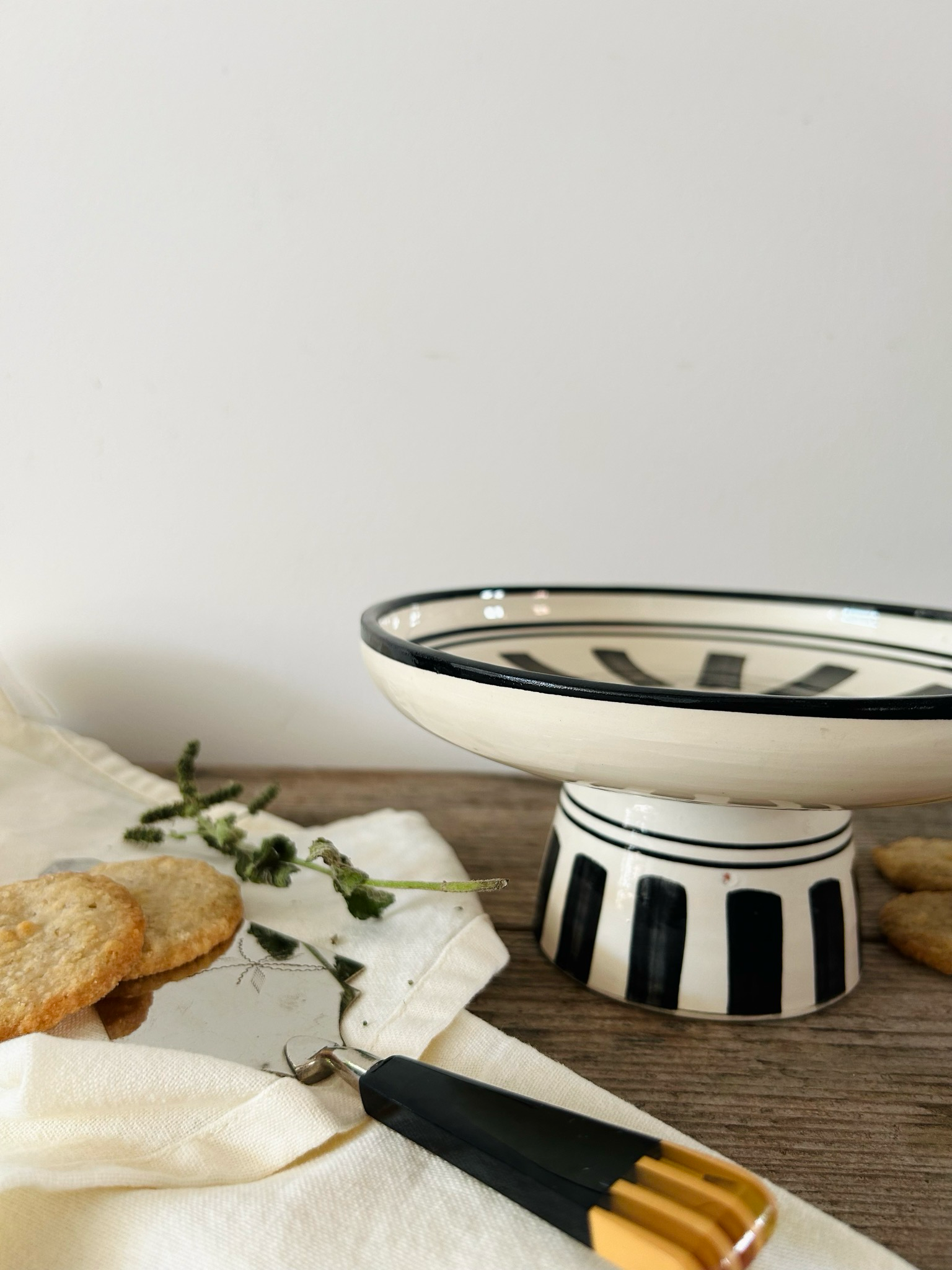 Handgemachter marokkanischer Kuchenteller „Ava“ mit Fuß, Muster schwarz