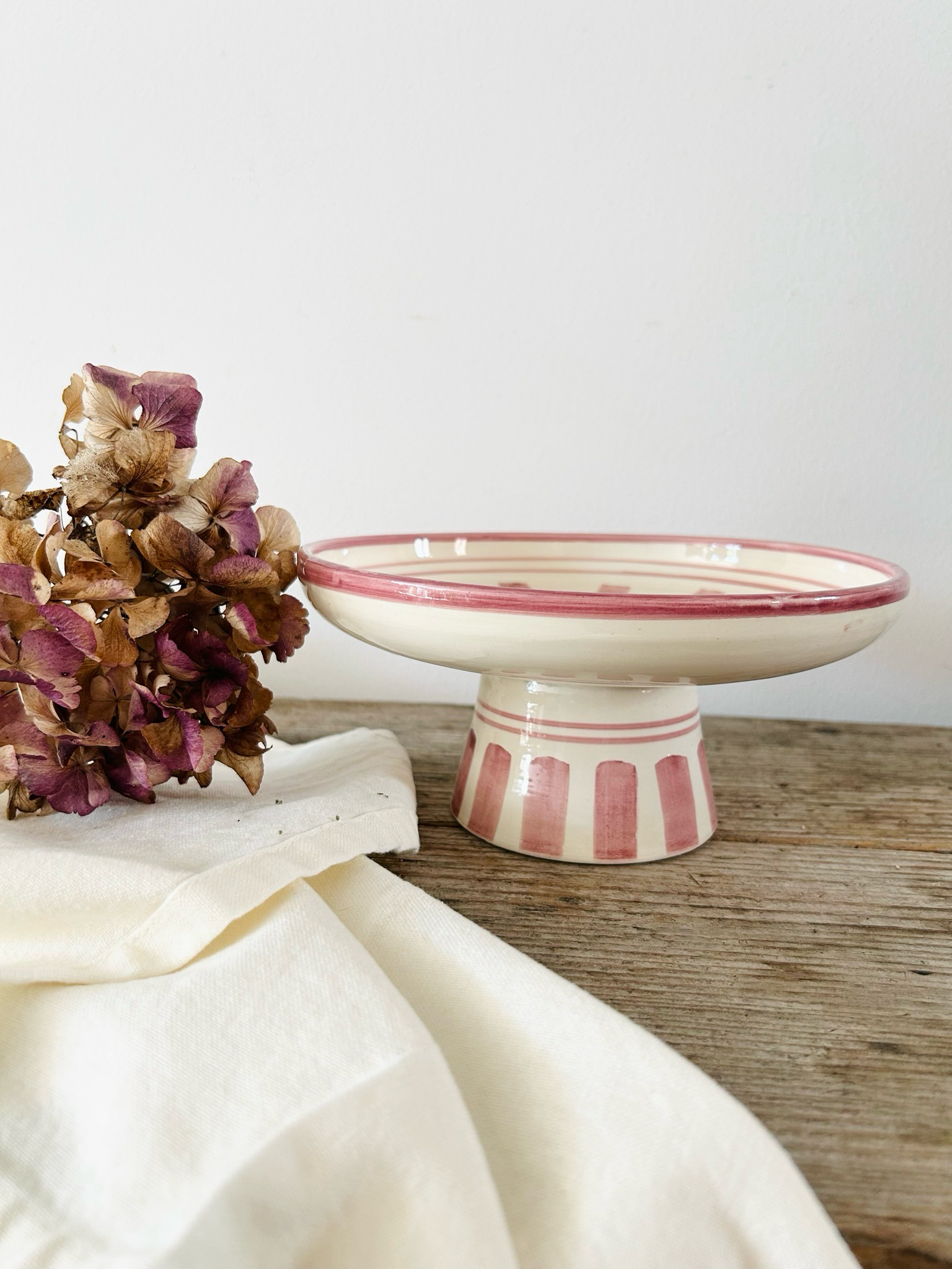 Handgemachter marokkanischer Kuchenteller „Ava“ mit Fuß, Muster rosa