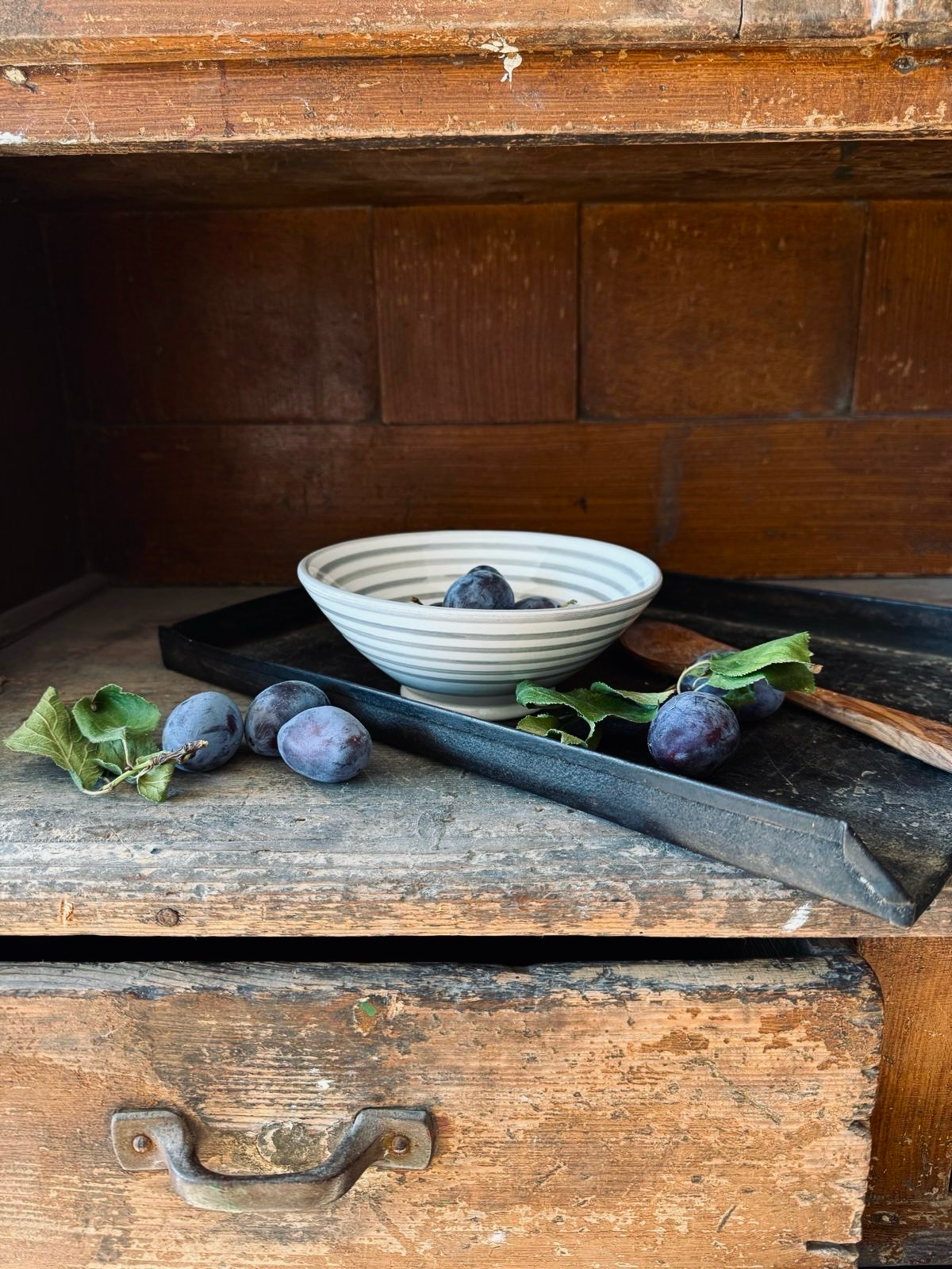 Handgemachte marokkanische Keramikschale „Ira“, Streifen grau