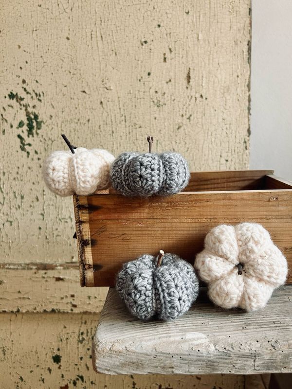 Häkelkürbis Mini grau und naturweiss