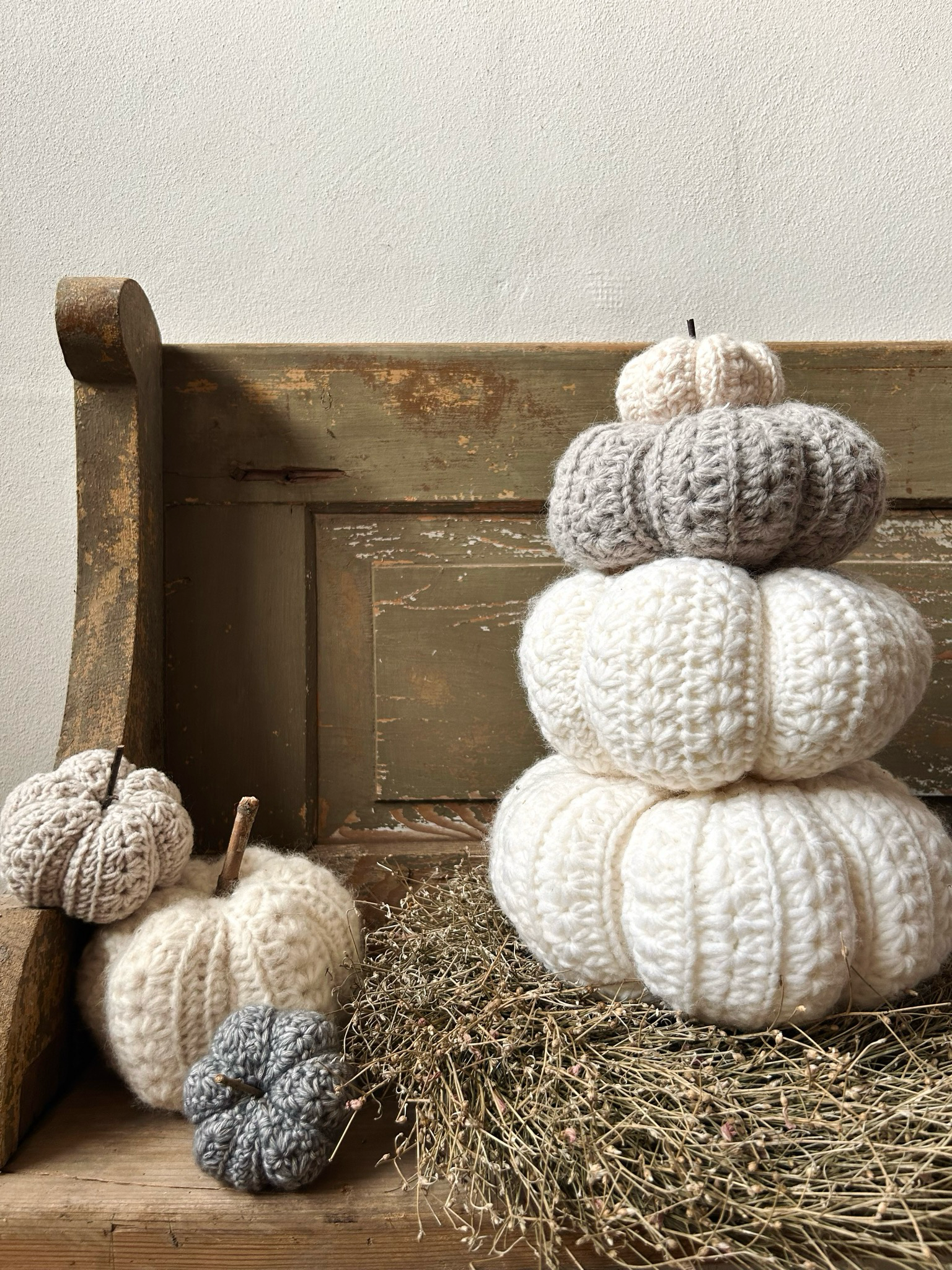 Handgemachte Häkelkürbisse in verschiedenen Größen und Farben