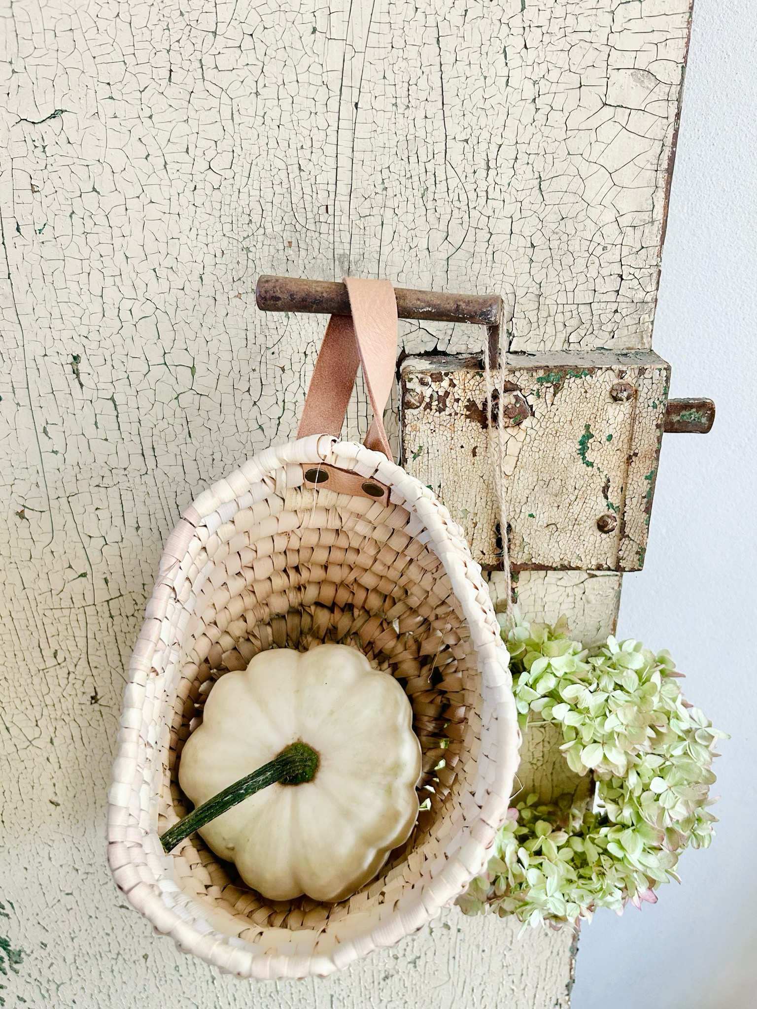 Handgemachtes Körbchen mit Lederaufhängung