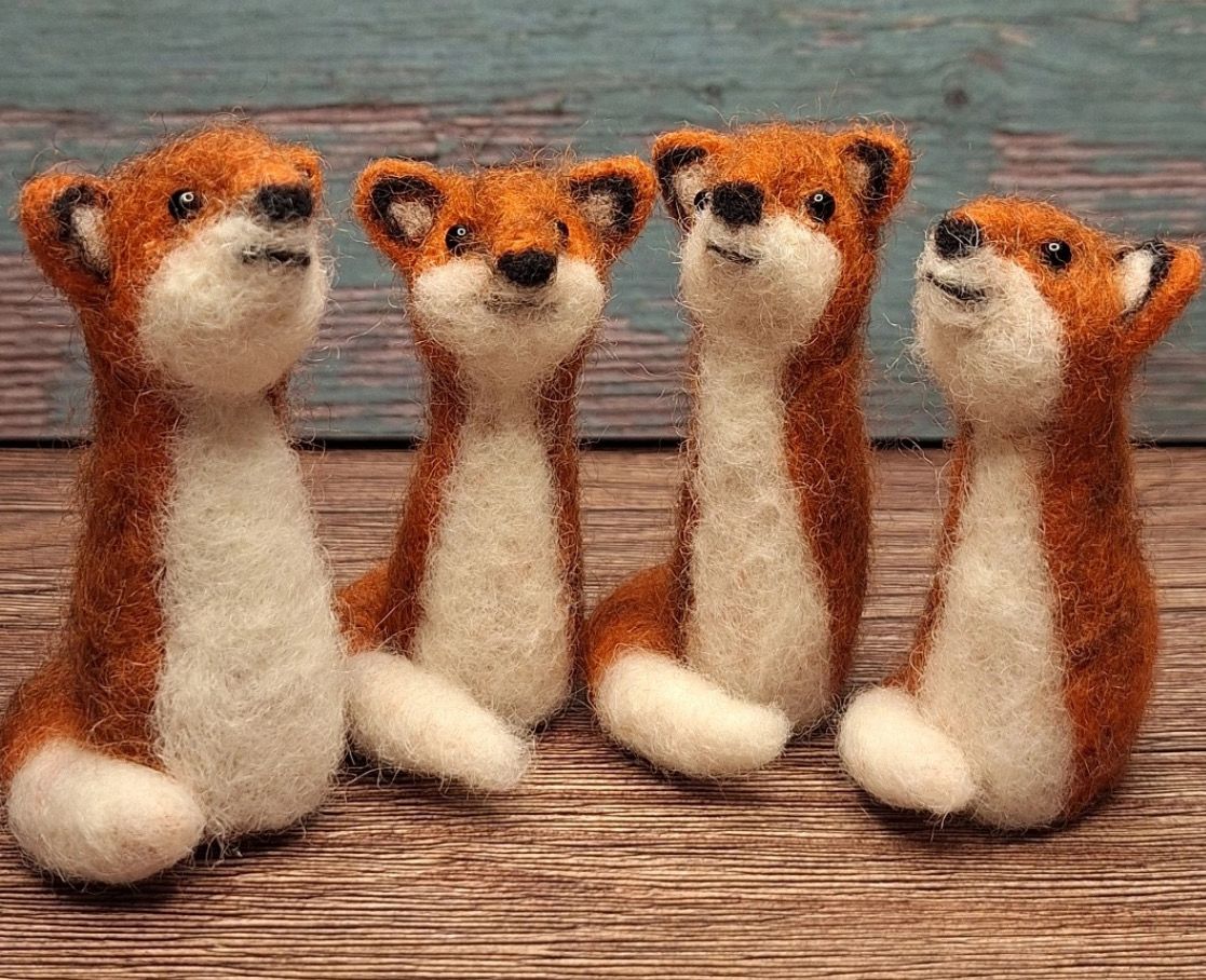 Handgefilzter Fuchs sitzend