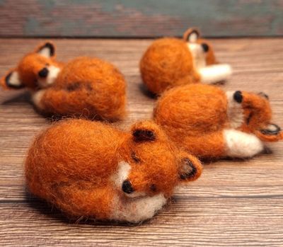 Handgefilzter Fuchs schlafend