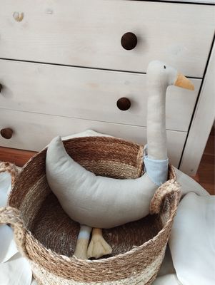 Handgemachte Stoffgans „Lotti“ mit helllilafarbenem Halstuch