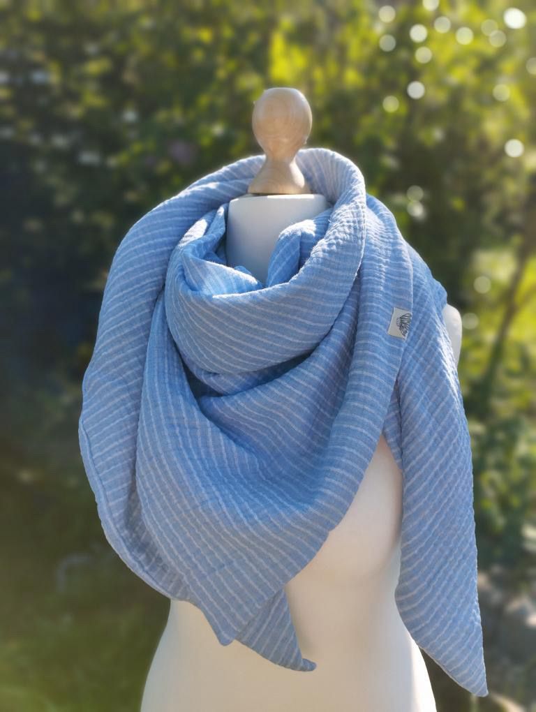 Handgemachtes Dreieckstuch aus Musselin, blau mit weissen Streifen