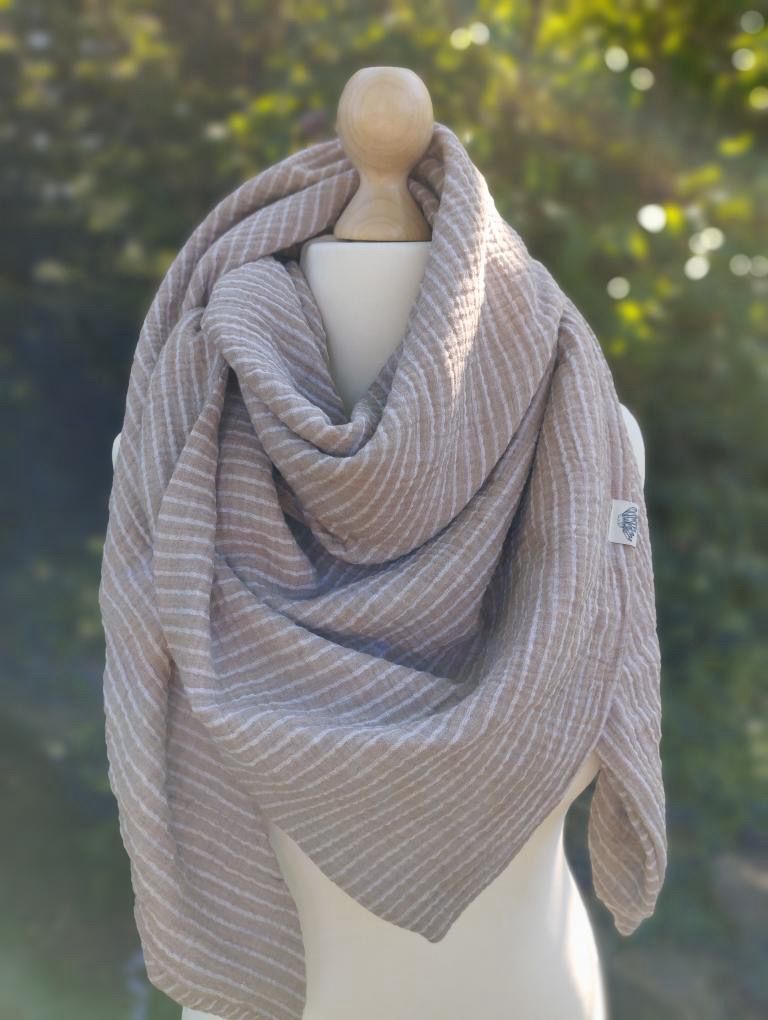 Handgemachtes Dreieckstuch aus Musselin, beige mit weissen Streifen